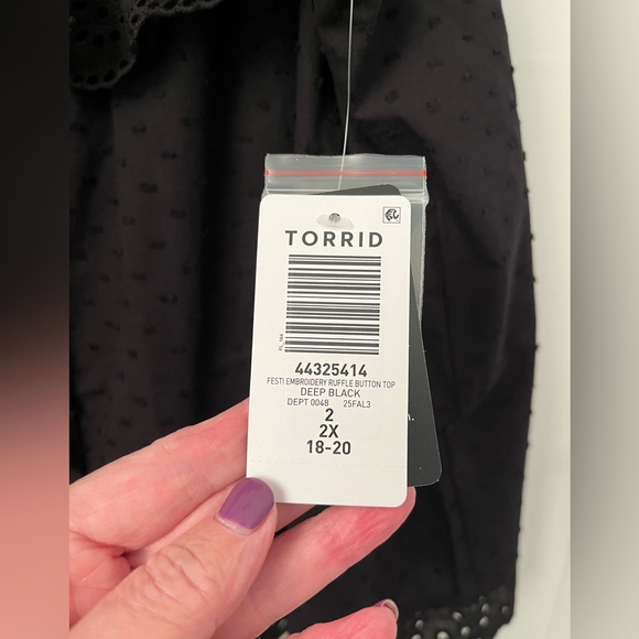 🆕 Torrid Black Eyelet Ruffle Top - Picture 9 of 9